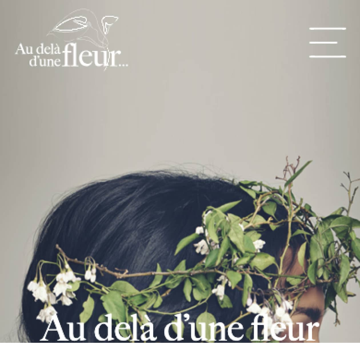 Hero au delà d'une fleur 